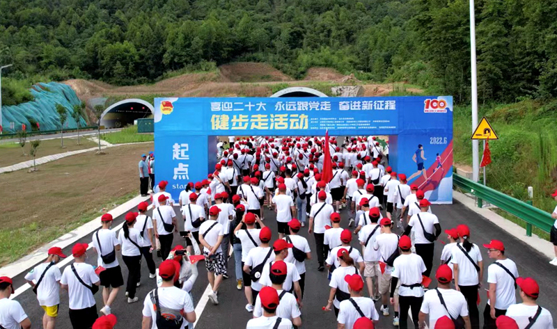 池州市團(tuán)委“喜迎二十大、奮進(jìn)新征程、永遠(yuǎn)跟黨走”健步走活動(dòng)在公司G318項(xiàng)目舉行6